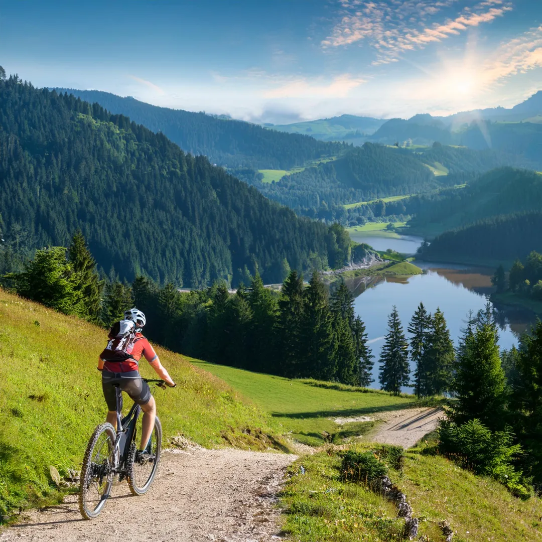 Mountainbikerin auf einem Trail über dem Schluchsee