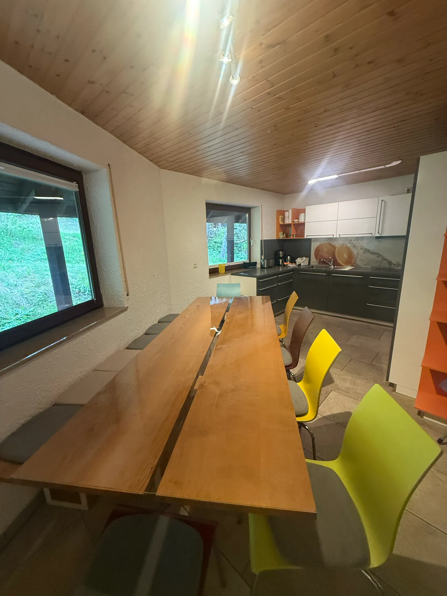Essbereich mit großem Holztisch