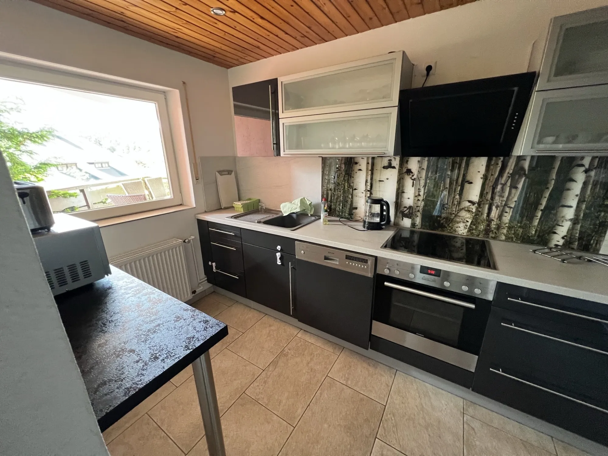 Moderne Küche mit Essbereich in Ferienwohnung 1