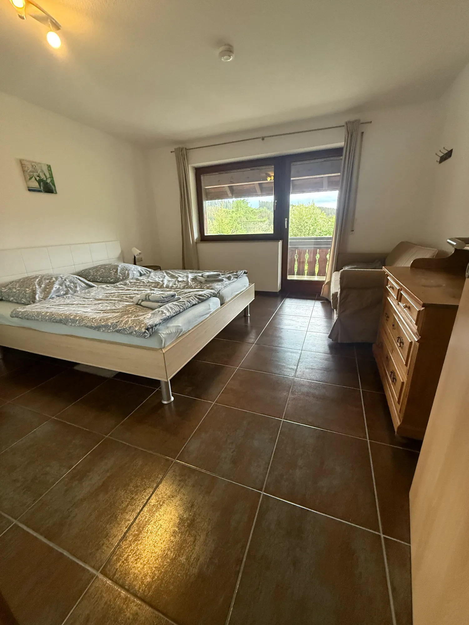 Helles Schlafzimmer mit Doppelbett