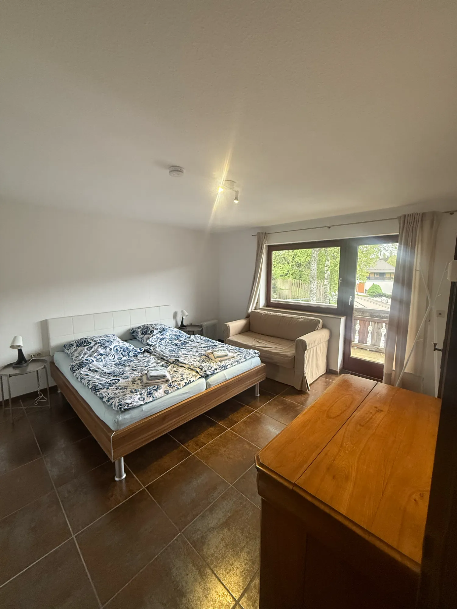Schlafzimmer mit Doppelbett und Kommode
