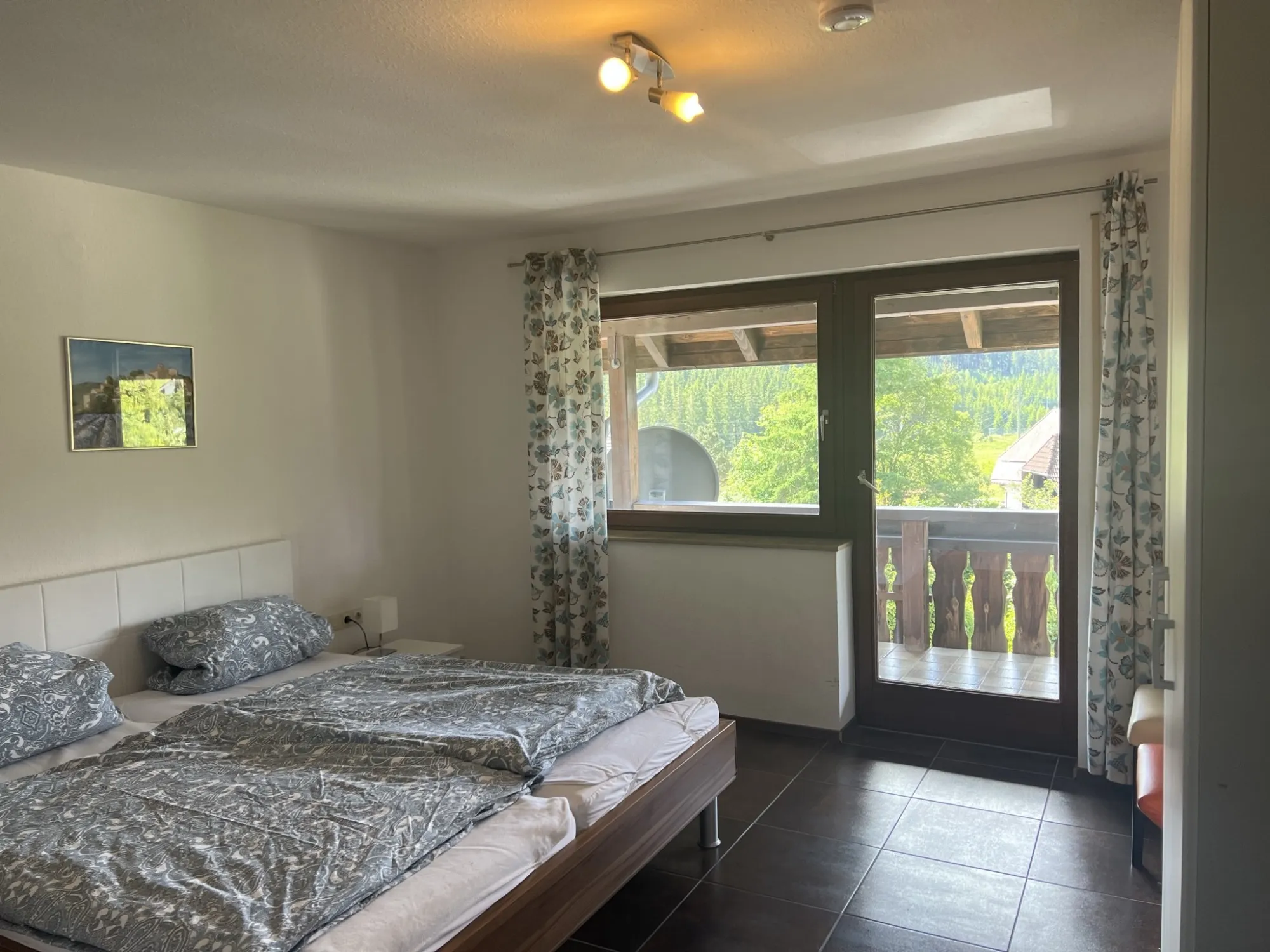 Schlafzimmer mit Zugang zum Balkon
