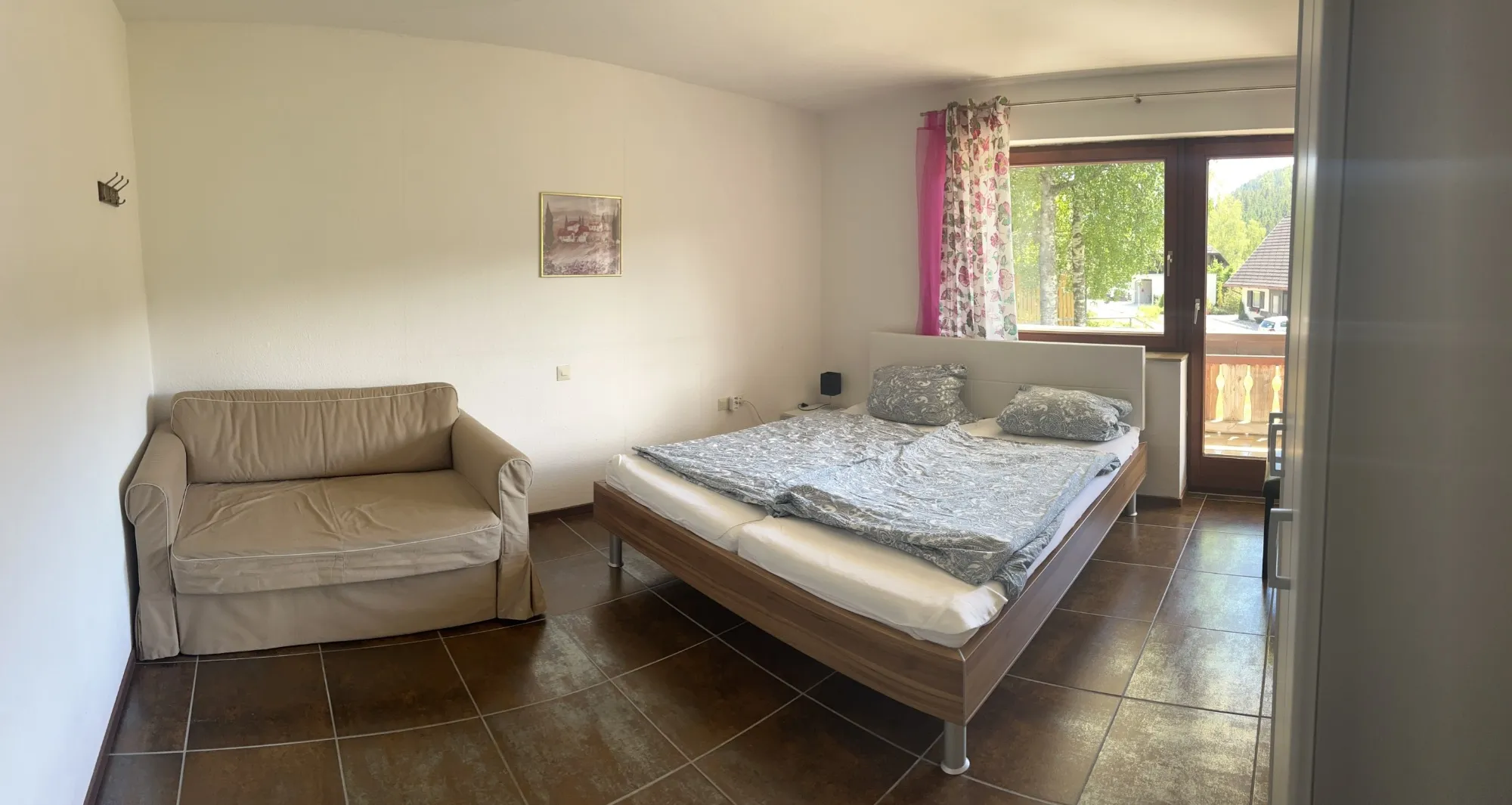 Schlafzimmer mit Doppelbett und Schlafsofa