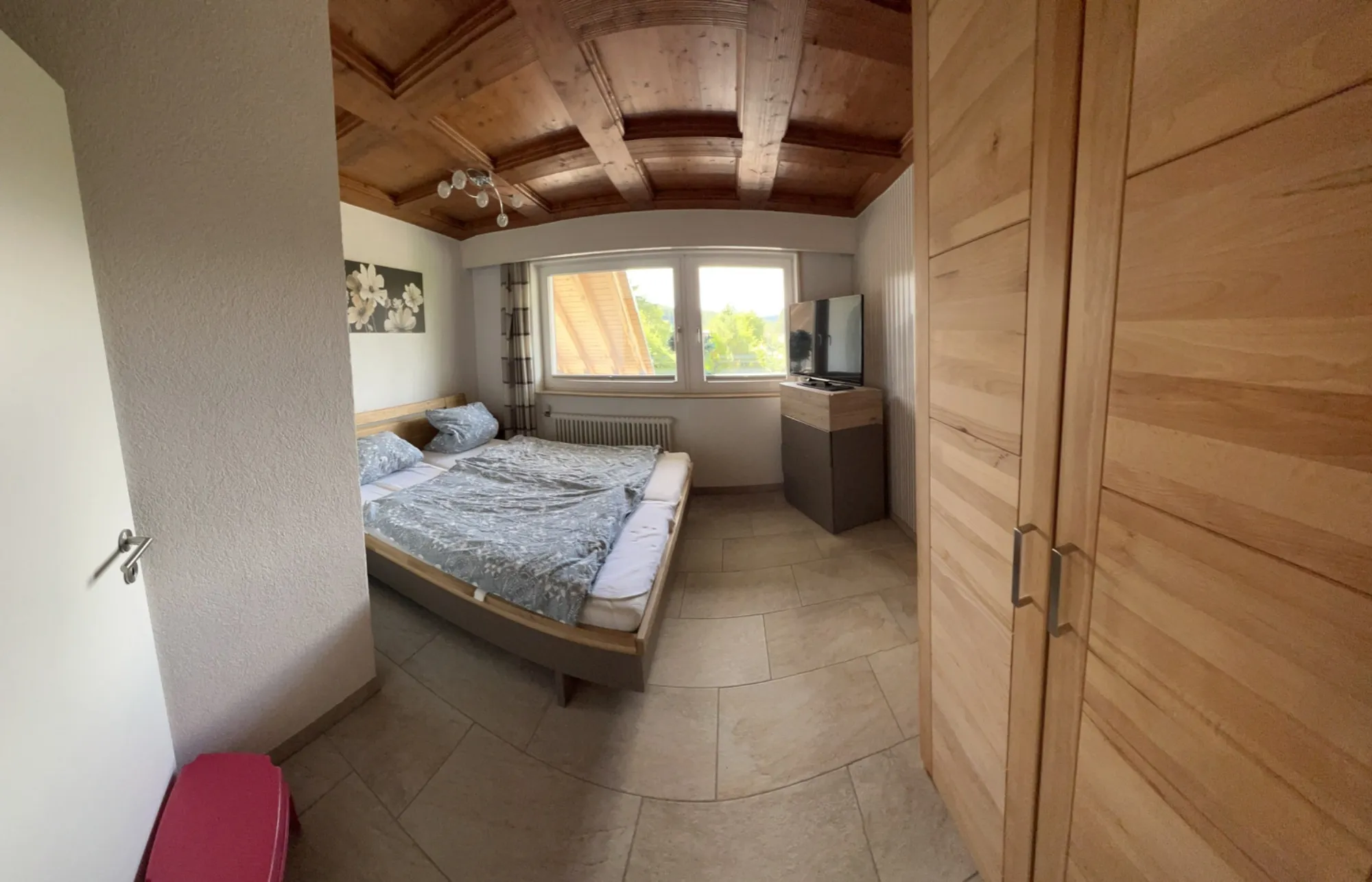 Schlafzimmer mit Doppelbett in Ferienwohnung 1
